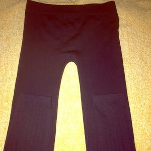 Dark blue cord striped stretch pants.